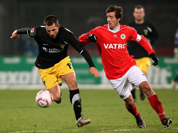 Der Oberhausener Benjamin Reichert (r) und der Aachener Kevin Kratz schenken sich keinen Zentimeter des beheizten Rasens im Niederrhein-Stadion.