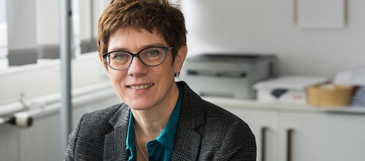 Annegret Kramp-Karrenbauer in der Redaktion von n-tv.de.