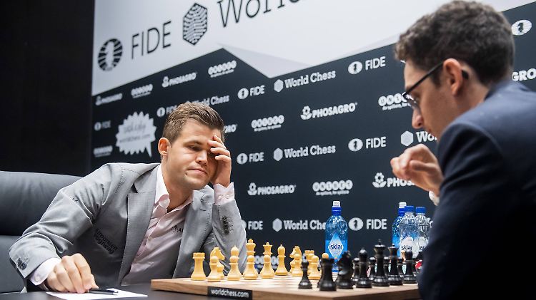 Der WM-Halbzeitstand zwischen Carlsen (l.) und Caruana beträgt nun 3:3. 