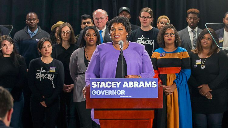 Kandidatin Abrams erwägt juristische Schritte gegen den Bundesstaat. 