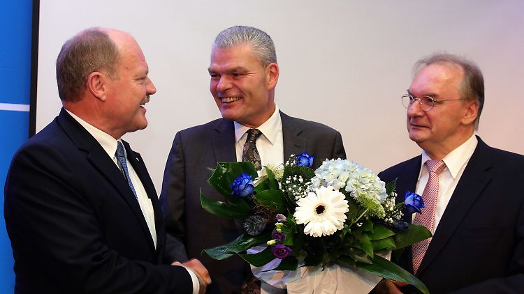 Wachablösung in Sachsen-Anhalt: Innenminister Stahlknecht (m.) übernimmt den CDU-Vorsitz von Webel und könnte in drei Jahren auch Regierungschef Haselhoff (r.) beerben.