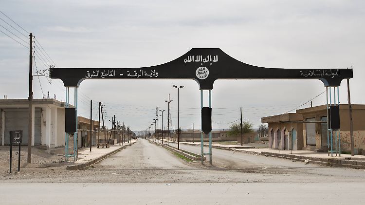 Schriftzüge des IS erinnern im Osten Syriens an den Terror des IS.