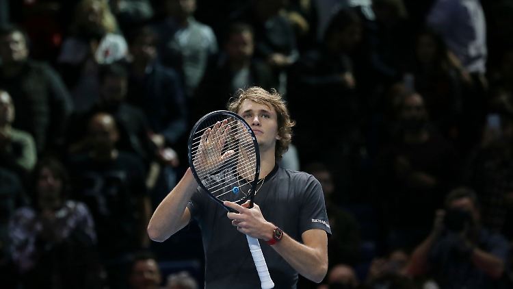Idol geschlagen, Pfiffe kassiert: Für Alexander Zverev endete sein Halbfinal-Coup gegen Roger Federer bittersüß.