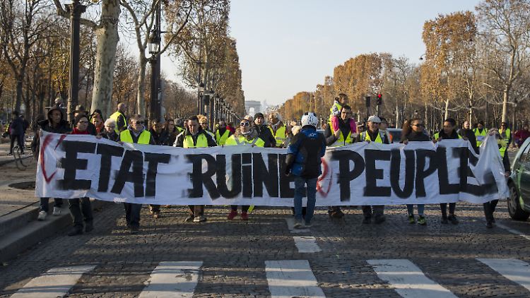 "Staat ruiniert Volk": Mit Aufschriften wie dieser tun Tausende Demonstranten ihren Unmut kund. 