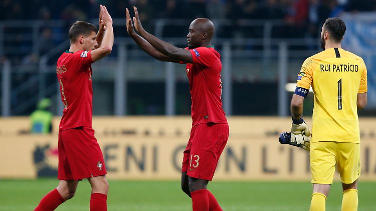 Portugals Ruben Dias und Danilo bejubeln den Einzug ins Finale.