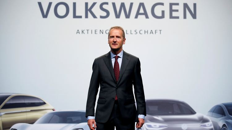 Sieht Volkswagen bei wichtigen Zukunftsthemen wie fahrerlosen Fahrzeugen ein bis zwei Jahre im Rückstand: Volkswagen-Konzernchef Herbert Diess.