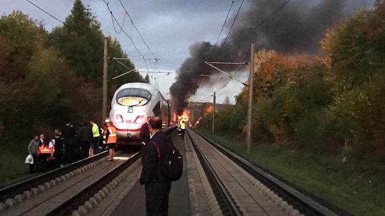Rückblick, 12. Oktober: Der mit 510 Passagieren besetzte ICE brennt auf freier Strecke.