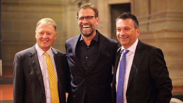 Heidel (r.) lässt es sich bei der Preisverleihung nicht nehmen, Anekdoten zu Klopp (m.) zu erzählen.
