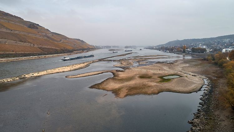 Historisch niedrige Pegelstände: Der Rhein bei Bingen im November 2018.