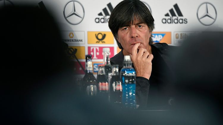 Der Abstieg der DFB-Elf im Jahr 2018 schmerzt den Bundestrainer - Löw relativiert die "Ohrfeige" bei der WM allerdings auch.