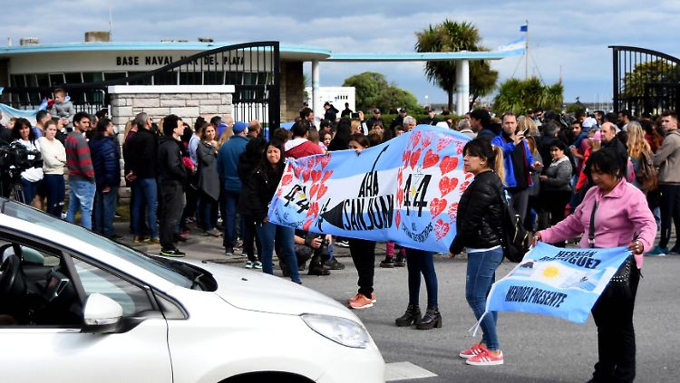 Angehörige der Besatzung der "ARA San Juan" demonstrieren vor der Marinabasis Mar del Plata.