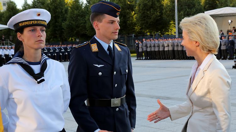 Ministerin von der Leyen beglückwünscht junge Rekruten zu deren Gelöbnis. Ab sofort bleiben die Soldaten der Armee zumindest symbolisch ein Leben lang verbunden. 