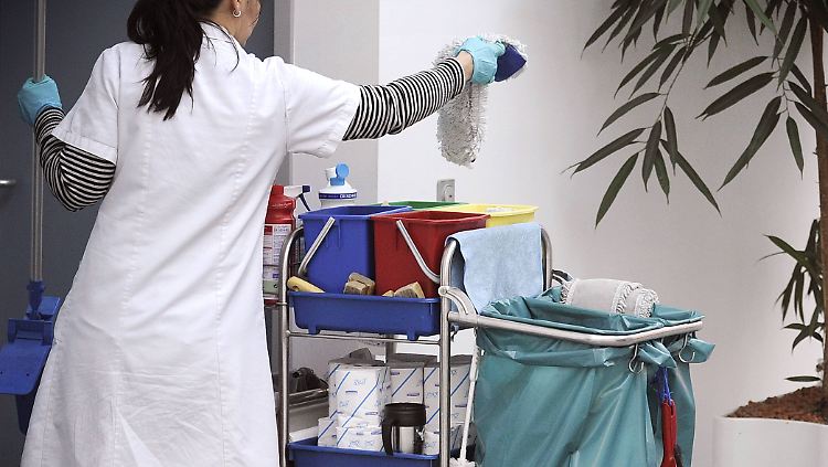 Einige Arbeitgeber zahlen Ausländern Löhne weit unterhalb des Mindestlohns und führen keine Sozialabgaben für sie ab, so das DIMR.