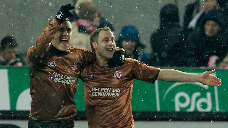 St. Paulis Max Kruse (links) und St. Paulis Matthias Lehmann feiern den ersten (und einzigen) Treffer für ihre Mannschaft.