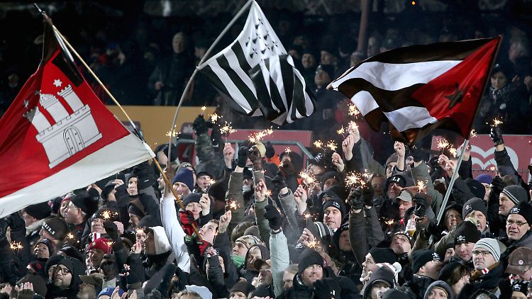 Weihnachtliche Stimmung bei den Hamburger Fans vor dem Spiel.