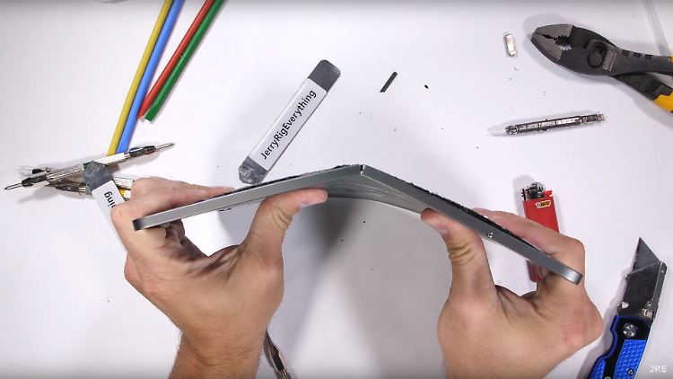 Das iPad Pro lässt sich nicht nur leicht biegen, manchmal kommt es schon verbogen aus der Fertigung.