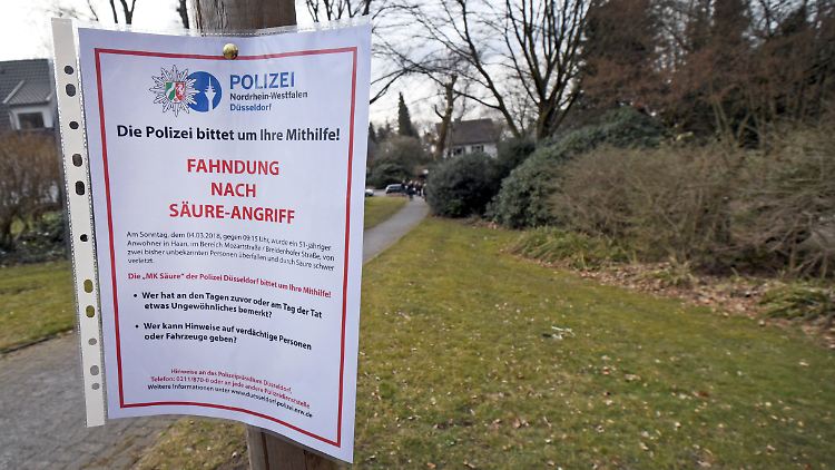 Ergebnislose Ermittlungen: Per Aushang suchte die Polizei am Tatort in Haan nach Zeugen des Säureanschlags.