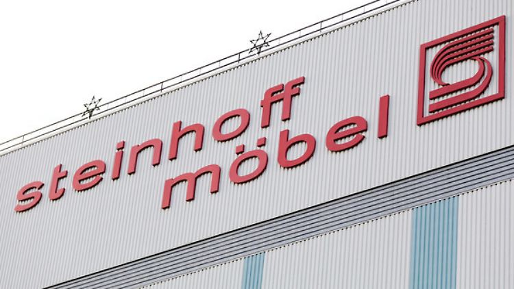 Zwar kann der Möbelkonzern Steinhoff seine Verluste minimieren, tiefrote Zahlen schreibt der Konzern aber immer noch.