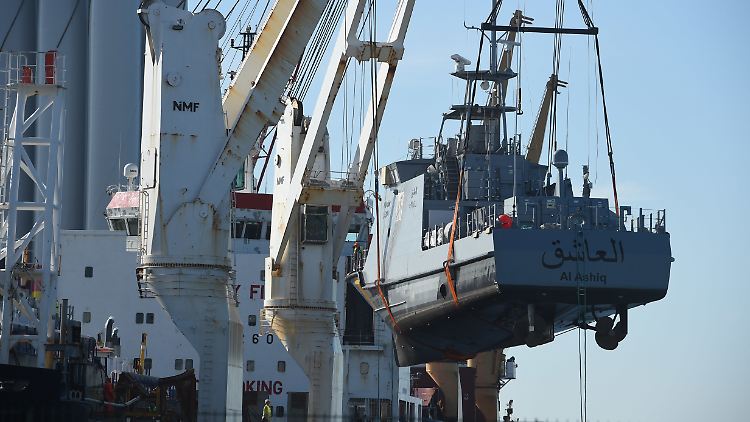 Ein Küstenschutzboot für Saudi-Arabien wird im Hafen Mukran auf ein Transportschiff verladen. 