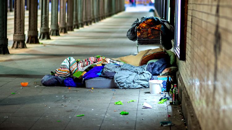 Ein Obdachloser schläft unter einer Eisenbahnunterführung in Hannover.