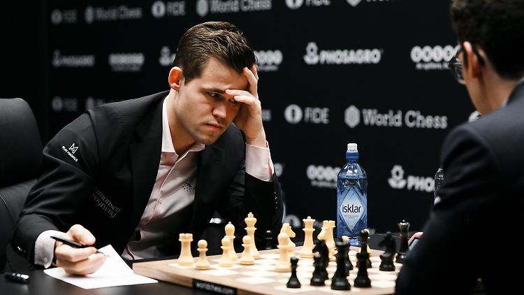 Weltmeister Magnus Carlsen musste im achten Duell lange zittern.