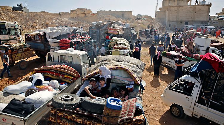 Rückkehr in den Krieg: Flüchtlinge aus dem Libanon treffen am Grenzort Arsal zu Syrien ein.