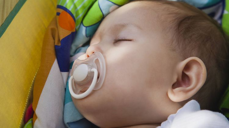 Laut einer US-Studie könnte das Ablutschen des Schnullers durch die Eltern sogar Vorteile für das Immunsystem der Kinder haben.