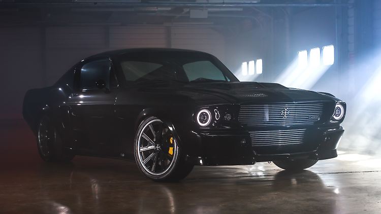 Von außen ist kaum zu erkennen, dass statt eines V8 mehrere Elektromotoren für den Vortrieb des Mustang sorgen.