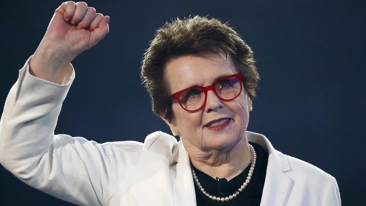 Billie Jean King in Siegerpose bei der Eröffnung der US Open in Flushing Meadows 2016: Sie holte im Einzel, Doppel und Mixed insgesamt 20 Titel in Wimbledon, was bis heute niemand außer ihr schaffte.