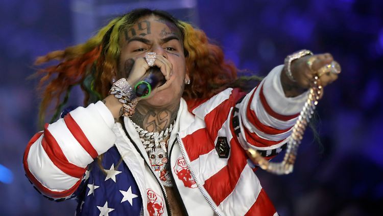 6ix9ine ist Mitglied der kriminellen und gewalttätigen "Blood"-Gang, die große Teile der US-amerikanischen Unterwelt regiert.