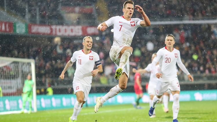 Arkadiusz Milik (m.) erzielte den wertvollen Ausgleichstreffer für Polen gegen Portugal.