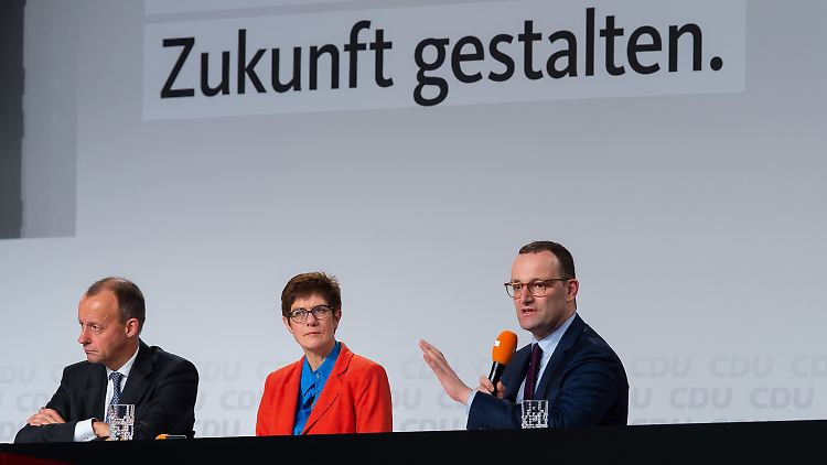 Eine steht, zwei sitzen: Merz, Kramp-Karrenbauer und Spahn in Idar-Oberstein (von links nach rechts).