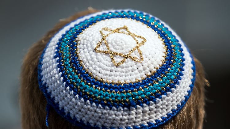 Antisemitismus versteckt sich oft hinter Kritik an der Israel-Politik, sagt die Forscherin.