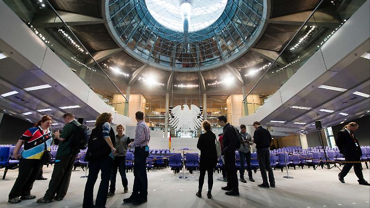 Hier entscheidet sich, wie viel Geld die Bundesregierung ausgeben darf: Blick in den Plenarsaal des Bundestages im Berliner Reichstagsgebäude (Archivbild).