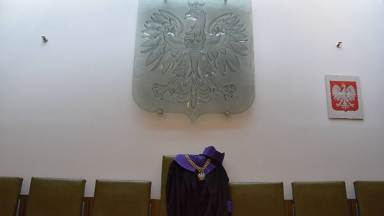 Zwangspensionierte Richter sollen an den Obersten Gerichtshof Polens zurückkehren dürfen, "als ob sie nie gegangen wären".