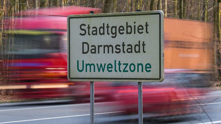 An der Hügelstraße in Darmstadt wurde im vergangenen Jahr ein Jahresmittelwert von 72 Mikrogramm Stickoxid pro Kubikmeter gemessen - erlaubt sind 40 Mikrogramm.