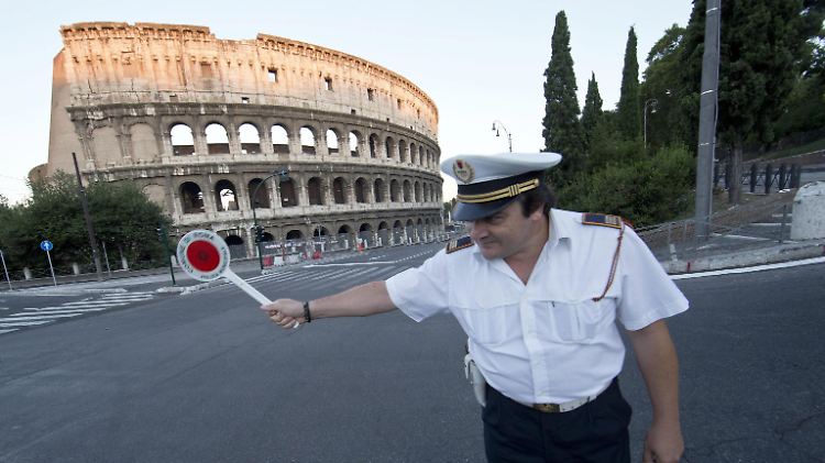 Hier ist Fußgängerzone: Ein italienischer Stadtpolizist versperrt privaten Fahrzeugen die Einfahrt in die Via dei Fori Imperiali neben dem Kolosseum in Rom. 
