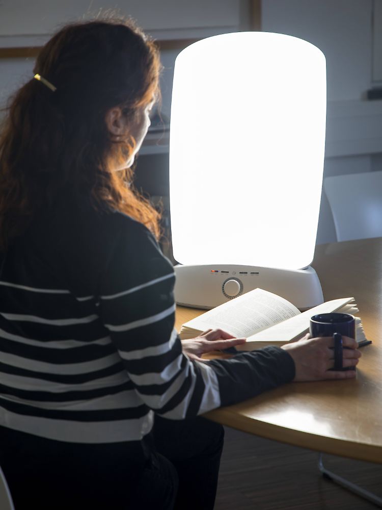 Eine Möglichkeit: Lichttherapie mit einer Leuchte, die Tageslicht imitiert.