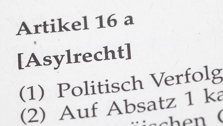 Artikel 16a des Grundgesetzes regelt das Grundrecht auf Asyl. In der Praxis findet es aber kaum Anwendung.
