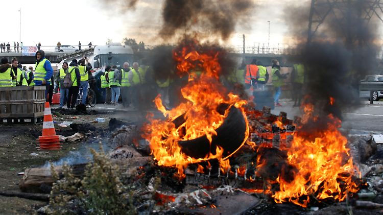 In Fos-sur-Mer zünden Demonstranten Reifen an, um sie als brennende Blockaden zu benutzen.
