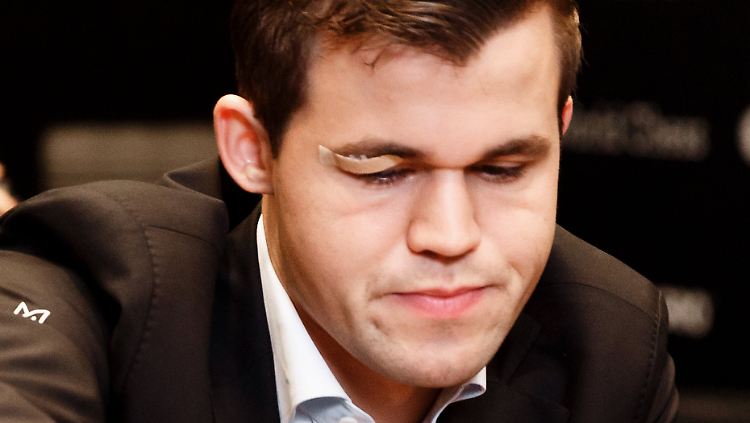Carlsen leistete sich zwischendurch eine Ungenauigkeit und verlor einen Bauern.