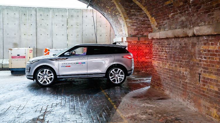Noch vor der Weltpremire darf der Landrover Evoque im Geheimen eine Runde gefahren werden.