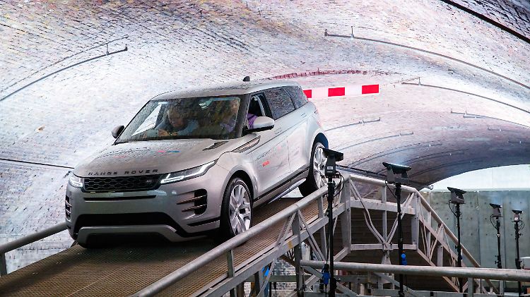 Mit verlängertem Radstand verändern sich auch die Proportionen des Range Rover Evoque.