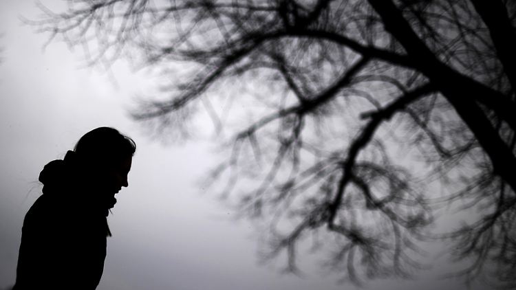 Wer unter einem Burnout leidet, sollte sich nicht zurückzuziehen, sondern den Kontakt zu Freunden oder der Familie suchen.