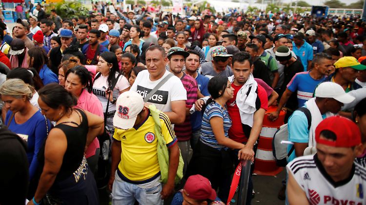 Venezolaner warten am Grenzübergang zwischen Peru und Ecuador.