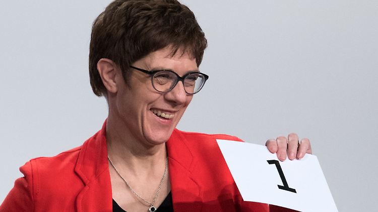 38 Prozent der befragten CDU-Anhänger finden, dass Kramp-Karrenbauer die Nachfolge von Merkel antreten sollte.
