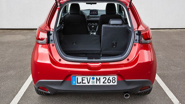Die Kofferraumöffnung ist sehr schmal, die Ladekante hoch und bei umgelegter Rückenlehne tut sich ebenfalls eine hohe Kante auf. Ein Ladewunder ist der Mazda2 nicht.