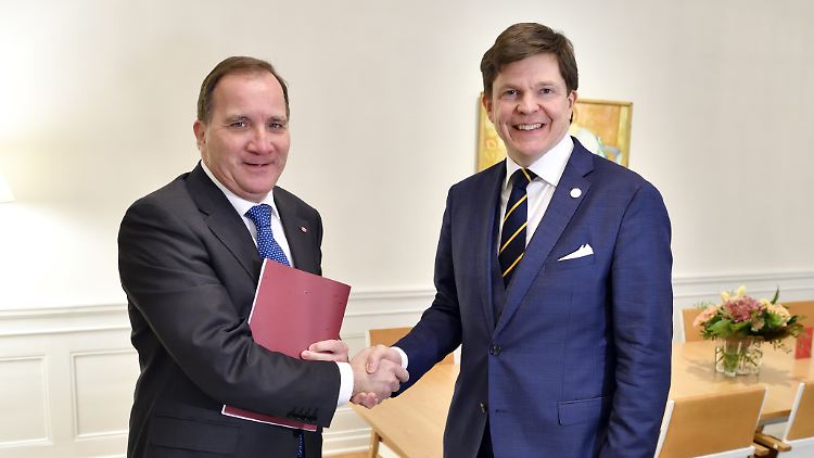 Stefan Löfven (links) bekommt von Parlamentschef Andreas Norlén den Auftrag zur Regierungsbildung.