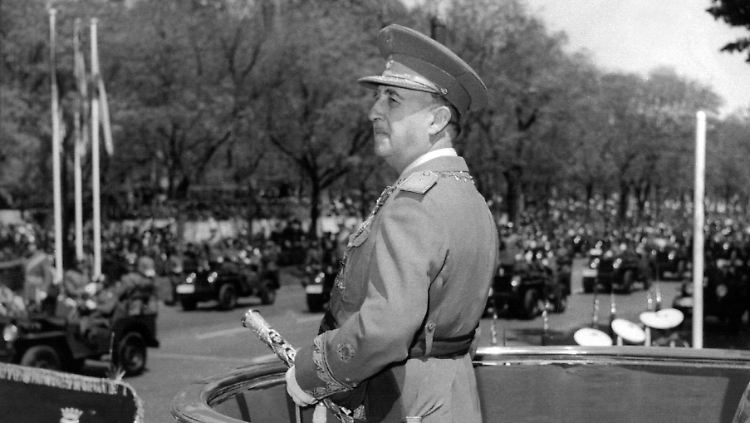 Francisco Franco kam 1936 durch einen Militärputsch an die Macht und regierte das Land bis 1975 diktatorisch.
