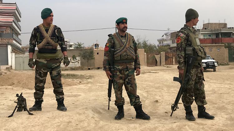 Nach einer Bombenexplosion Ende Oktober stehen drei afghanische Soldaten Wache.